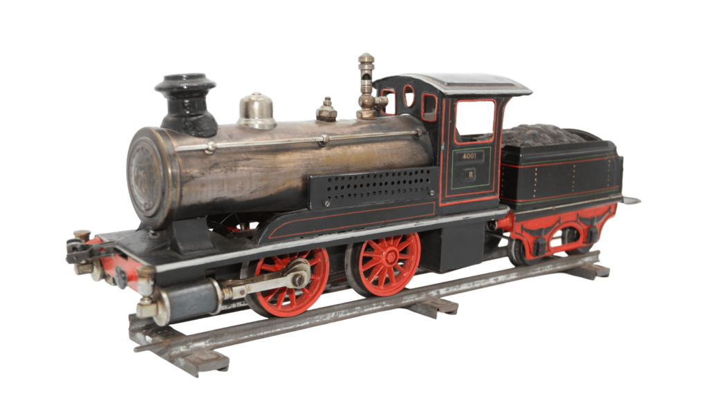 Modell einer Dampflokomotive mit Schlepptender, gefertigt aus Blech und mit Details wie roten Speichenrädern, goldfarbenen Kesselteilen und einer schwarzen Rauchkammertür. Die Lok trägt die Nummer 4001 R und verfügt über aufgemalte Zierlinien sowie ein angedeutetes Kohlelager im Tender.