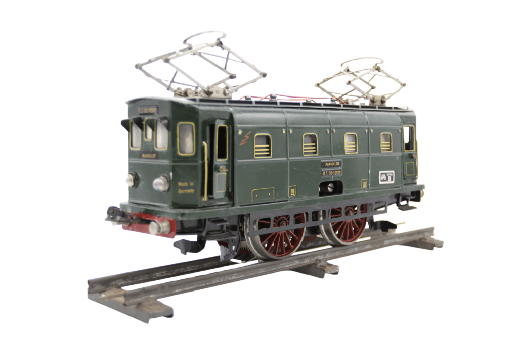 Modell einer Elektrolokomotive mit Stromabnehmer, grün mit goldenen Zierdetails.