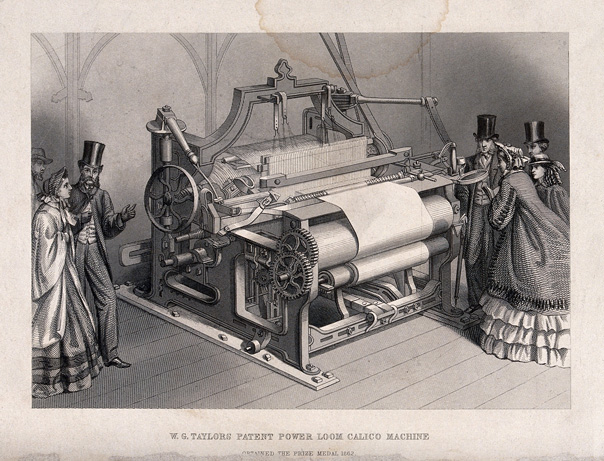 Besucher in der Fabrik begutachten einen Kraftwebstuhl. Beschriftung im Bild: W.G. Taylors Patent Pwer Loom Calico Machine. Obtained the Prize Medal 1862.