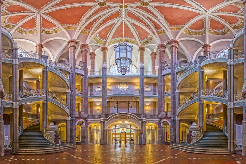Repräsentativer, farbenfroher Innenraum mit zahlreichen archtitektonischen Details.