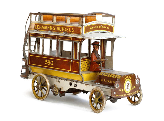 Blechmodell eines gelb-braunen Doppeldecker-Autobusses mit Außentreppe. Aufschrift: "Lehmanns Autobus 590"