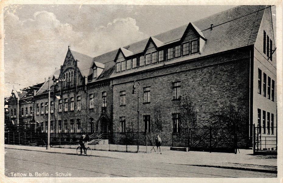Backsteingebäude mit mehreren Giebeln an der Längsseite.