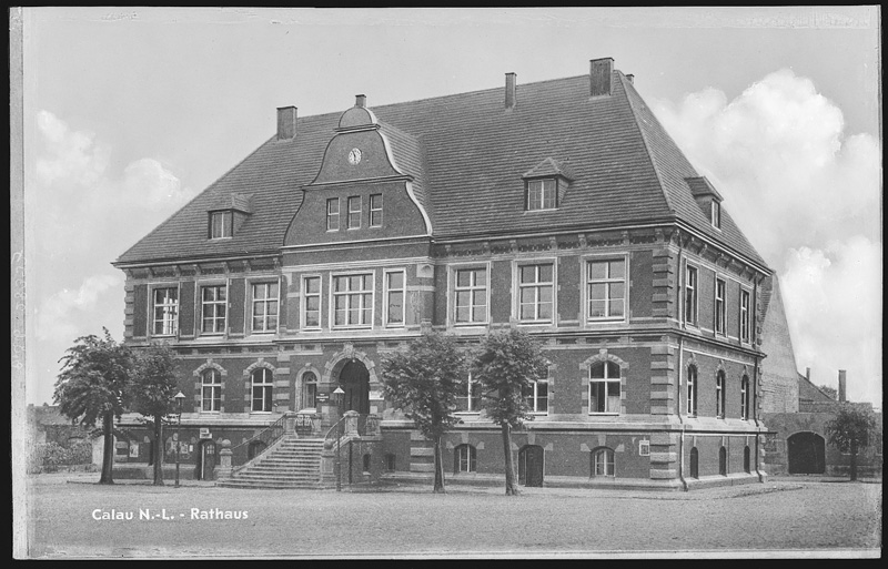 Gebäude mit zahlreichen Fenstern mit Rustikalrahmung und repräsentativer Freitreppe.