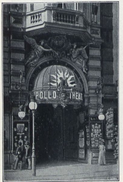 Ein repräsentativer Hauseingang mit kuppelförmigem Vordach und reichen Verzierungen im Jugendstil.