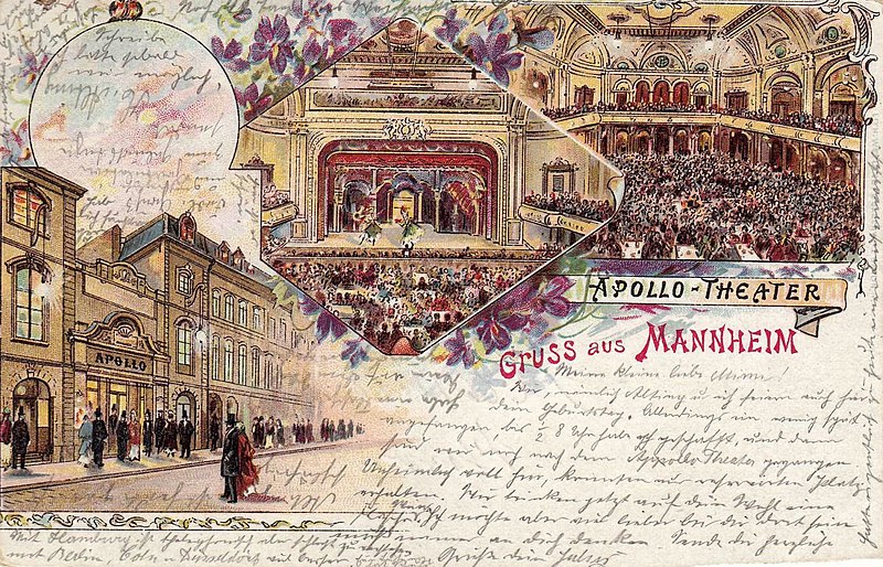 In Violett-, Beige- und Rottönen kolorierte Postkarte mit drei gezeichneten Ansichten des Apollo-Theaters (Fassade, Bühne, Zuschauerraum). Aufschrift: "Apollo-Theater. Gruss aus Mannheim"