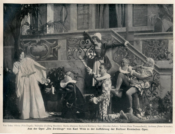 Opern-Szene vor dem Bühnenbild einer Villa mit Treppengeländer und sechs Schauspielern in Renaissance-Kostümen. Bildunterschrift: "Von links: Olivia (Vila Engel); Malvolio (Ludwig Mantler); Maria (Susanne Bachrich-Körber); Narr (Desider Zador); Tobias (Hans Thomascheck); Andreas (Peter Kreuder). Aus der Oper 'Die Zwillinge' von Karl Weis in der Aufführung der Berliner Komischen Oper."