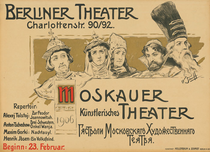 Querformatige Druckgrafik mit der Darstellung von drei Männern und zwei Frauen in russischen Trachten. Aufschrift: "Berliner Theater, Charlottenstr. 90/92. Moskauer künstlerisches Theater 1906. Repertoire: Alexej Tolstoj: Zar Feodor Joannowitsch. Anton Tschechow: Drei Schwestern, Onkel Wanja. Maxim Gorki: Nachtasyl. Henrik Ibsen: Ein Volksfeind. Beginn: 23. Februar." Rechts unten Name des Druckers: "Hollerbaum & Schmidt"